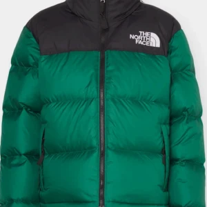 Den klassiska jackan från north face - Intressekoll på en grön north face jacka. Någon mindre fläck kan finnas på den men annars i fint skick. Skickar bilder på den på förfrågan. Storlek M. Kom med bud
