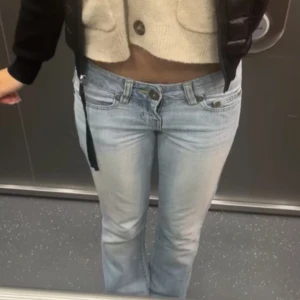 Lågmidjade jeans!! - As snygga låg midjade jeans som är köpta här på Plick men som blev försmå🎀Midjemått rakt över 38 innebenslängd 74. Finns en liten defekt på de vid bakfickorna men absolut inget som syns.