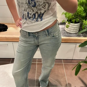 Ljusblå jeans - Säljer ett par ljusblå jeans i nyskick, bara använda en gång för insett att jag har ett par nästan identiska jeans. De har en straight/wide passform och är lågmidjade. Innerbenslängden är ca 80 cm och de är 22 cm vida längst ner. Storlek S. För referens är jag 165 cm lång. Jeansen är från Carlings märket STAY, nypris 699 kr💕
