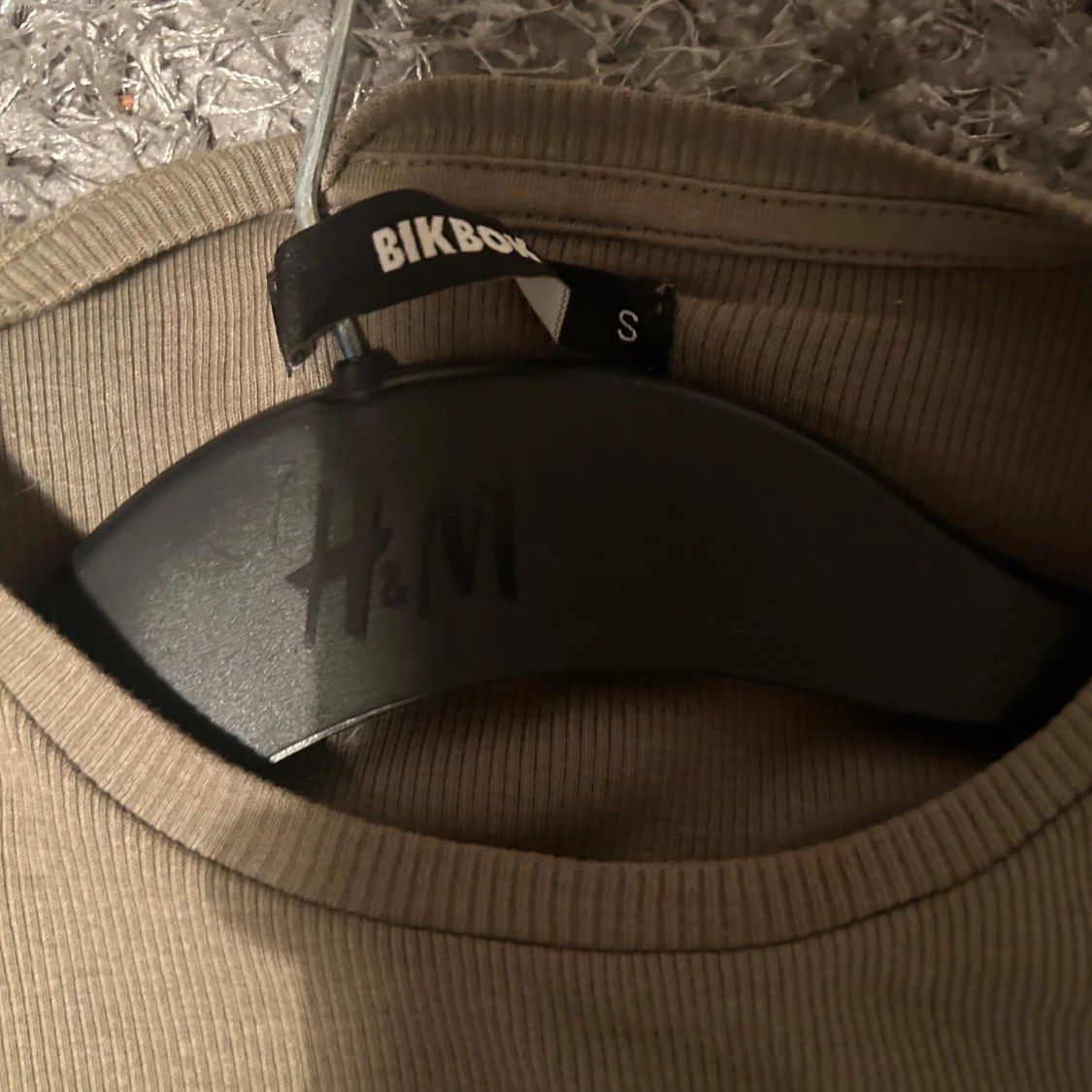 Grön ribbad t-shirt från Bik Bok - 92