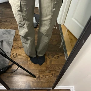 Beige  cargobyxor från Zara - Säljer ett par snygga gröna cargobyxor från Zara i storlek eur 32. Byxorna har en loose passform med flera praktiska fickor. De är i mycket bra skick och passar både till vardags och för en cool street look. De är använda få gånger och säljs inte mer på zara. Ny pris 359kr!