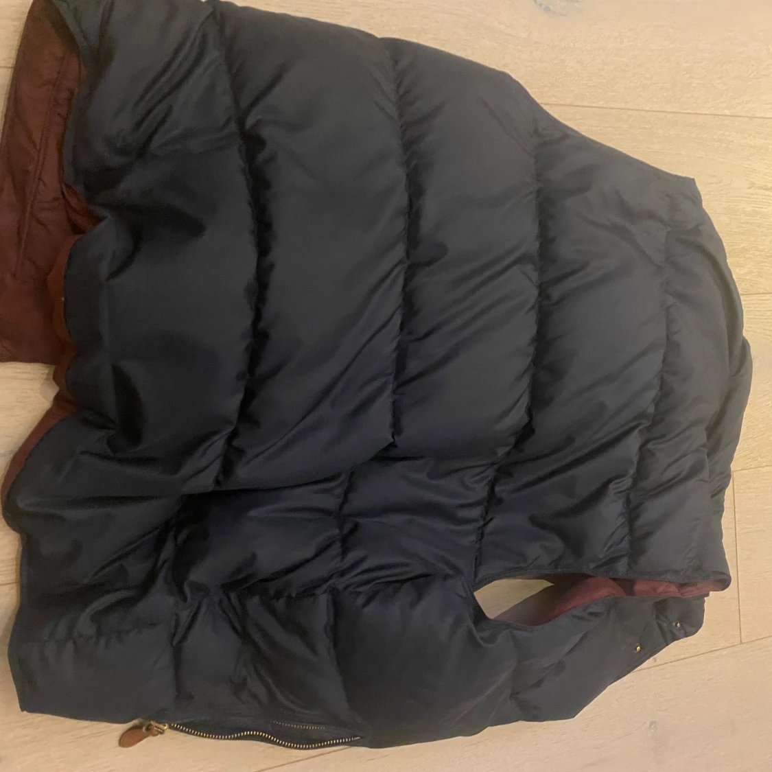 Svart dunväst med broderad logga - 91