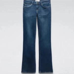 Zara jeans  - Säljer dessa super snygga och träninga lågmidjade botcut jeans från zara som inte säljs längre säljer då de har blivit lite för små❤️🥰🥰