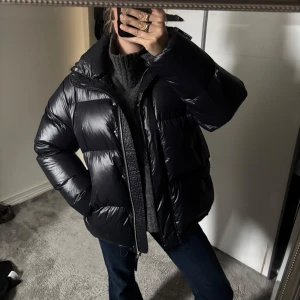 pufferjacka - Säljer denna sjukt snygga pufferjackan! Jackan är i nyskick och har endast andvänds två gånger. 💕