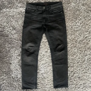 Nudie jeans Lean Dean  - Snygga svarta jeans med en slim passform. Fint skick. Skriv om du har frågor!