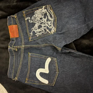 Evisu jeans  - Midjemåttet är 80cm. Pris går att diskutera!
