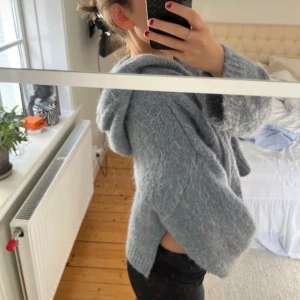 Grå stickad hoodie - Säljer en mysig gråblå stickad hoodie med dragkedja. Från zara storlek xs passar större 