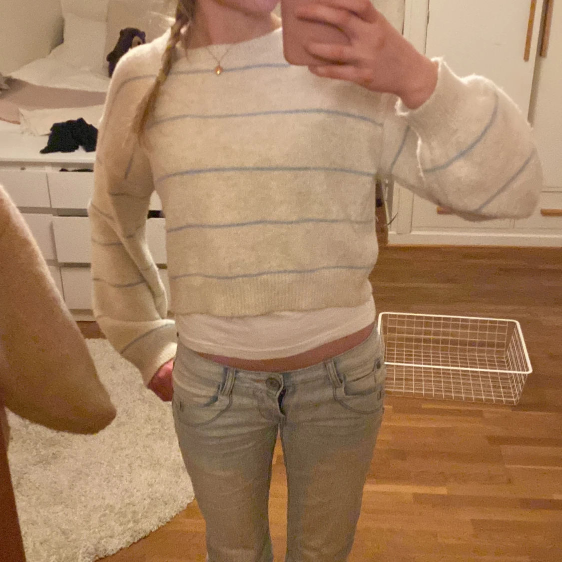 Beige randig stickad tröja