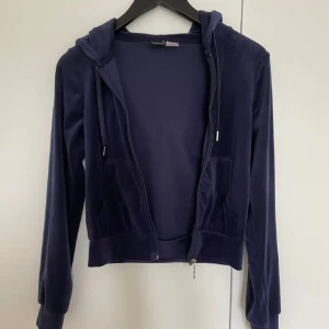 Mörkblå tröja - Snygg mörkblå mjuk hoodie från gina med dragkedja och huva. Perfekt för en avslappnad stil. Den har långa ärmar och en mjuk känsla.