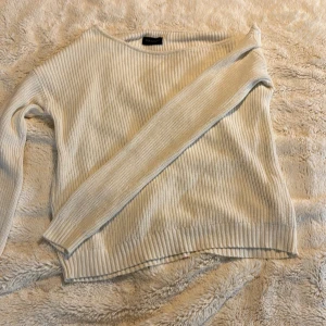 Vit ribbad offshoulder tröja från even&odd - Säljer en stilren vit ribbad tröja. Tröjan har långa ärmar och en klassisk snedskuren halsringning. Storlek S men den är lite overside så sitter som en s/m