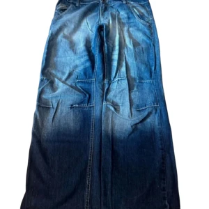 Vintage Y2K Jeans - Längd 107 cm, midja, 47 cm. Köpta på vinted (föregående säljares bilder) men dem passade inte mig därför hoppas jag dem kan få en bättre ägare här istället 🙂