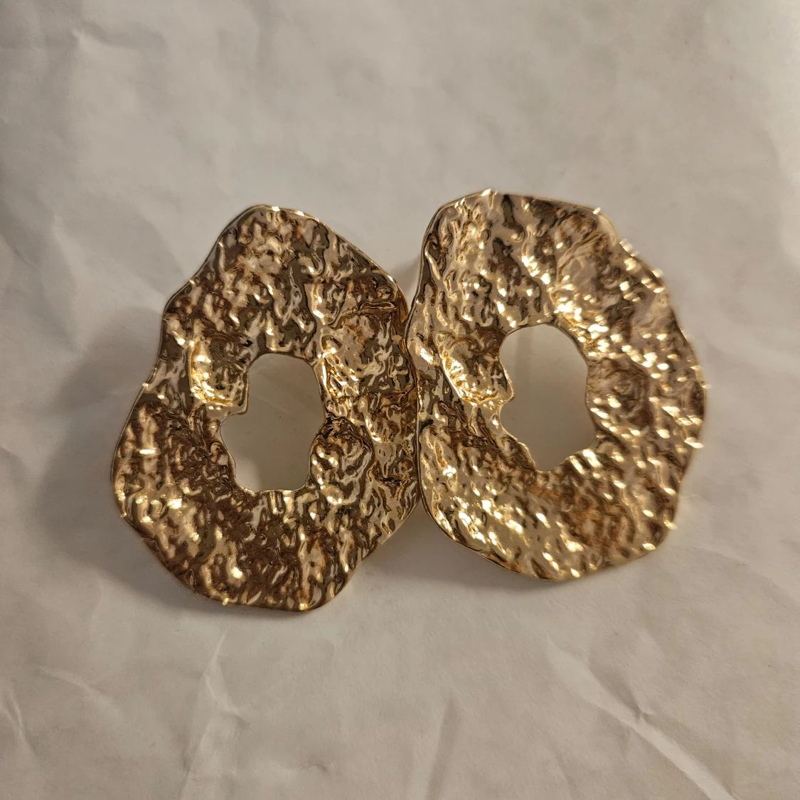 Guldiga abstrakta örhängen - 2