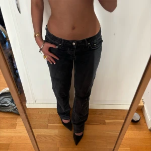 Lågmidjade jeans  - Såå snygga lågmidjade jeans ! Jag är 168 och det är mina bilder , köp via köp nu direkt eller Swish, kvar tills markerad som såld 💕 Midjemått 40 innerben 85. 