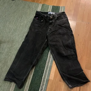 Svarta bigboy jeans - Svarta big boys. Är avklippta vid benen 