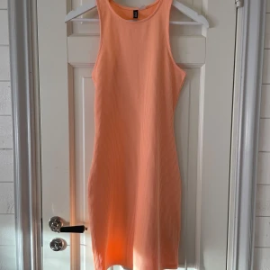 Persikofärgad ribbad klänning  - Fin klänning från hm. Vågad färg och därför inte använd, men kan definitivt passa någon annan. Ingen lapp. Tight hela vägen ner och slutar mitt på låren. 🧡💕Om man vill se hur den ser ut på är det bara och fråga😊
