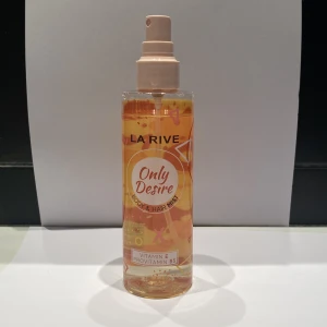 La Rive bodymist: Only Desire - En somrig och populär bodymist som är perfekt till stranden som doftar vanilj & sommarblommor. Den är bara använd 1 gång för att doften passade inte mig. Pris kan diskuteras!🩷🌸🌊