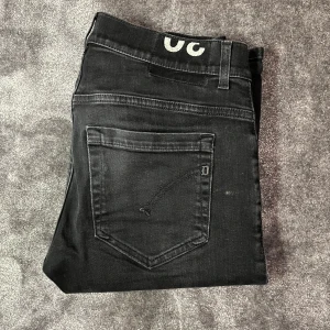 Dondup George - Snygga svarta jeans från Dondup i den populära modellen ”George”. Perfekta för en stilren look. Det är en nyare modell så jeansen är supersköna. Pritet går möjligtvis att diskutera vid snabb affär! Mvh Lh. 