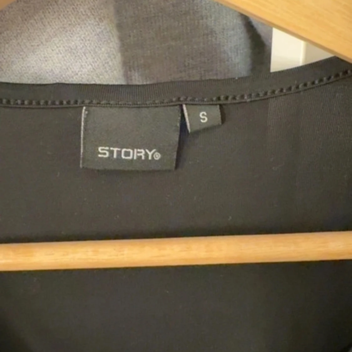 Svart ärmlös topp från Story - 2