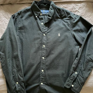 Skjorta från Ralph Lauren - svart - M slim-fit  -  skjorta från Ralph Lauren i storlek M & slim fit passform. 