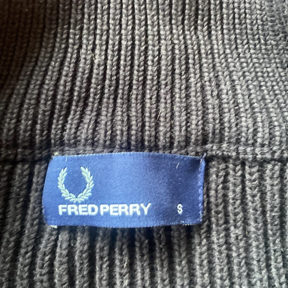 Svart ribbad tröja från Fred Perry - 2