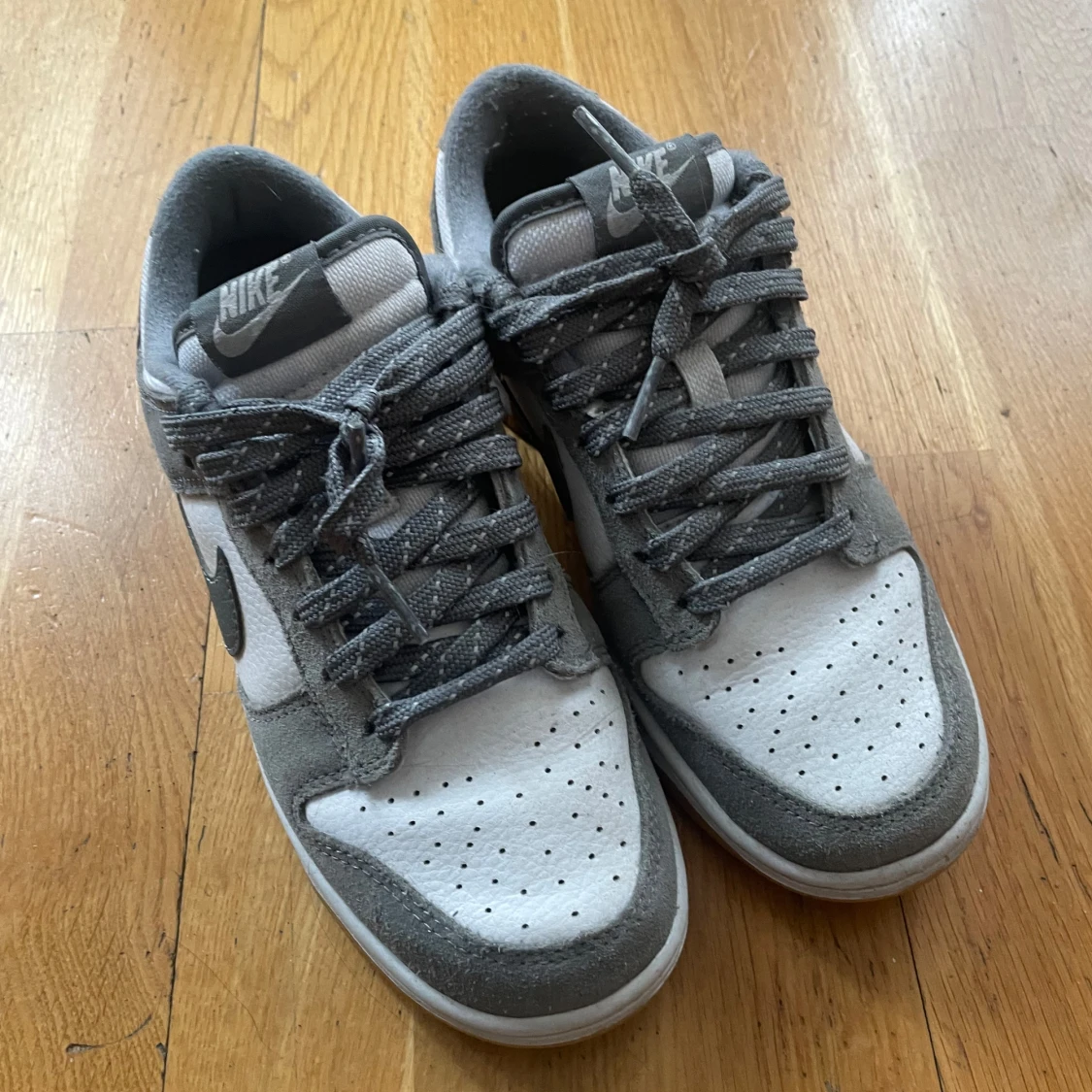 Grå och vita Nike sneakers