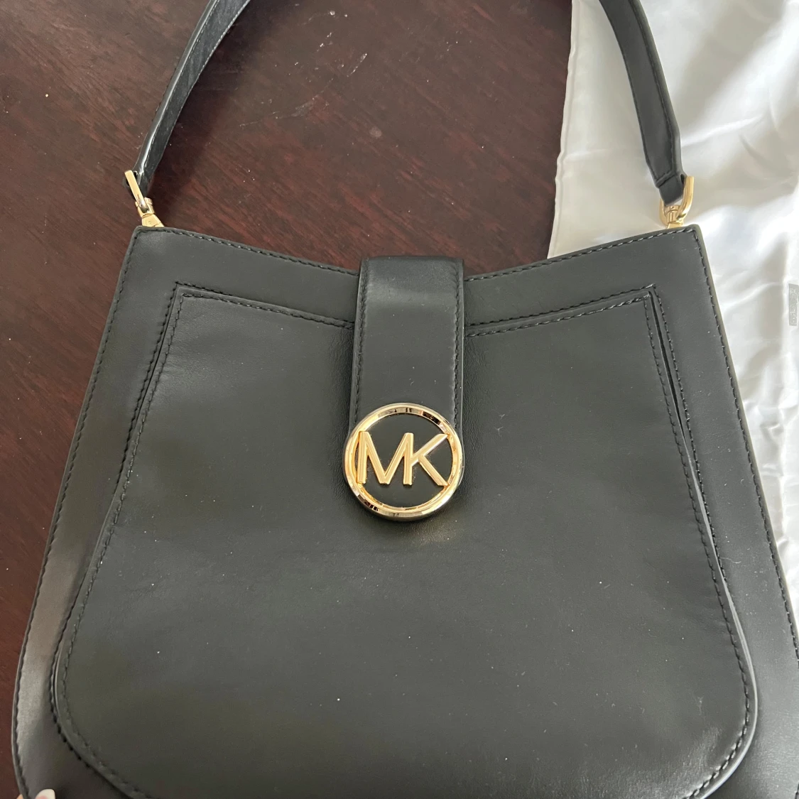 Svart axelväska från Michael Kors - 1