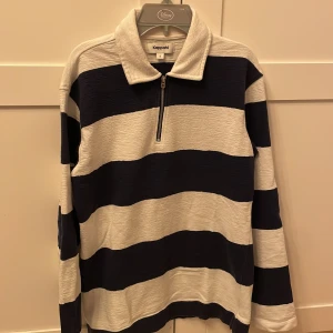 Randig tröja från Kappahl -Small - Säljer en randig tröja från Kappahl i storlek Small. Tröjan har en dragkedja framtill och är långärmad med breda ränder i marinblått tillsammans med vitt! 