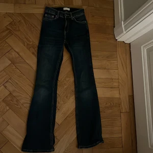 Midrise mörkblåa jeans från Gina tricot - Fina midrise mörkblåa jeans från Gina tricot i jättebra skick. Endast använda några enstaka gånger, få defekter. Lite slitna längst ned men inget som syns mycket. 