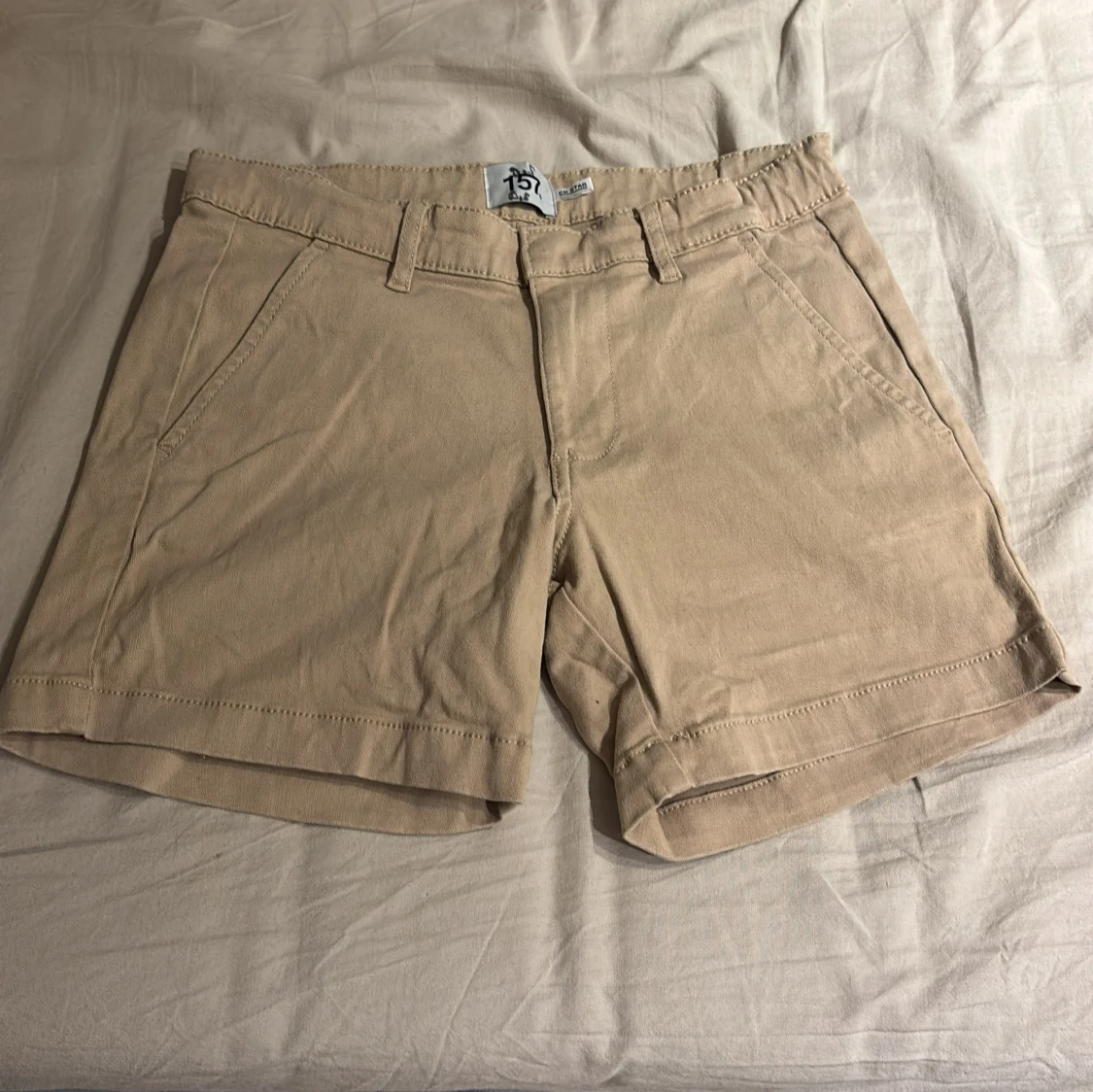 Beige shorts med fickor