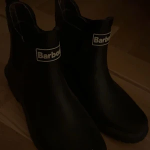 Svarta boots/stövlar från Barbour - Snygga svarta boots från Barbour med en stilren design. Perfekta för höst och vinter med en robust känsla. De har en enkel och elegant look som passar till många olika stilar. 