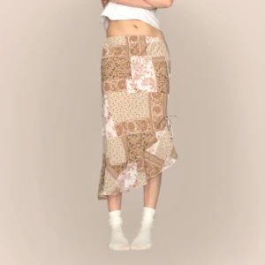 Patchworkmönstrad kjol i beige och rosa - Säljer en unik patchworkmönstrad kjol i beige och rosa! Några lösa trådar vid midjan (se sista bilden). Jag på bilden har strl 38 på underdelar och är 170cm lång. Klicka på köp nu <33