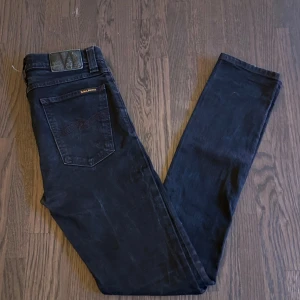 Nudie jeans - Nudie jeans|  Marin blå| storlek W29 och L32| jättefint skick inga defekter| nypris runt 2000kr| pris ej hugget|🍾🍾🍾🍾