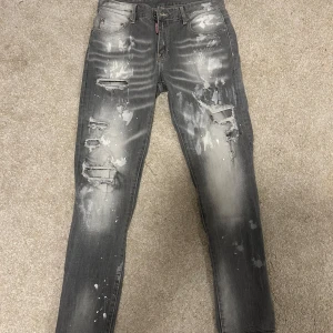 Dsquared2 byxor - Säljer ett par coola Dsq2 byxor som inte längre kommer till användning. Byxorna är i väldigt bra skick. Hör av er för frågor om storleken eller annat. Priset kan sänkas vid snabb affär!