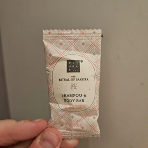 The Ritual of Sakura Shampoo & Body Bar - Säljer en lyxig shampoo och body bar från Rituals, The Ritual of Sakura. Denna bar kombinerar doften av körsbärsblom och rismjölk för en uppfriskande och vårdande upplevelse.  