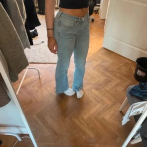 Ljusblå bootcut jeans  - Säljer dessa ljusblåa bootcut jeans för de inte kommer till användning längre. Bra skick, skulle säga mid rise för de slutar strax under naveln🥰