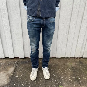 Replay jeans Anbass  - Säljer ett par snygga Replay jeans i modell Anbass. Jeansen är i mycket bra skick utan defekter. Det är storlek W30/L32. Vid minsta fråga eller fundering är det bara att höra av sig🙌😄