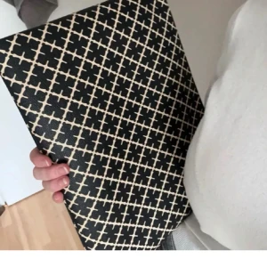 By Malene Birger datafodral/ipadfodral - Säljer nu detta fina ipadfodral som man även kan ha sina skol/jobb saker i till exempel böcker! Min dator är för liten för denna. Och du kan även ha din iPad i som många har. Nypris 999 kr och väldigt fint skick. Pris kan absolut diskuteras men inte så billigt!🥰