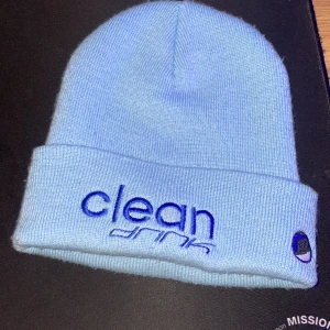 Ljusblå stickad mössa från Clean Drink - Snygg ljusblå stickad mössa med broderad logga från Clean Drink. Perfekt nu när de är kallt ute. Pris och bevis på äkta mössa kan diskuteras vid köp!
