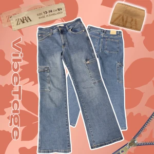 Blå jeans från Zara - Snygga blå jeans, lite bootcut från Zara med praktiska fickor på sidorna. Byxorna har en klassisk jeanslook med en modern twist och är perfekta för en avslappnad stil. De har en bekväm passform och är tillverkade i ett slitstarkt material. Ser helt nya ut pga använda max 3 gånger. Inga defekter eller spår av användning. 