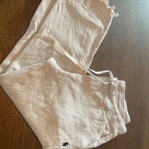 gråa mjukisbyxor från Polo Ralph Lauren - Säljer ett par bekväma gråa mjukisbyxor från Polo Ralph Lauren. Perfekta för en avslappnad stil. Byxorna går att tajta till nere vid benen. 