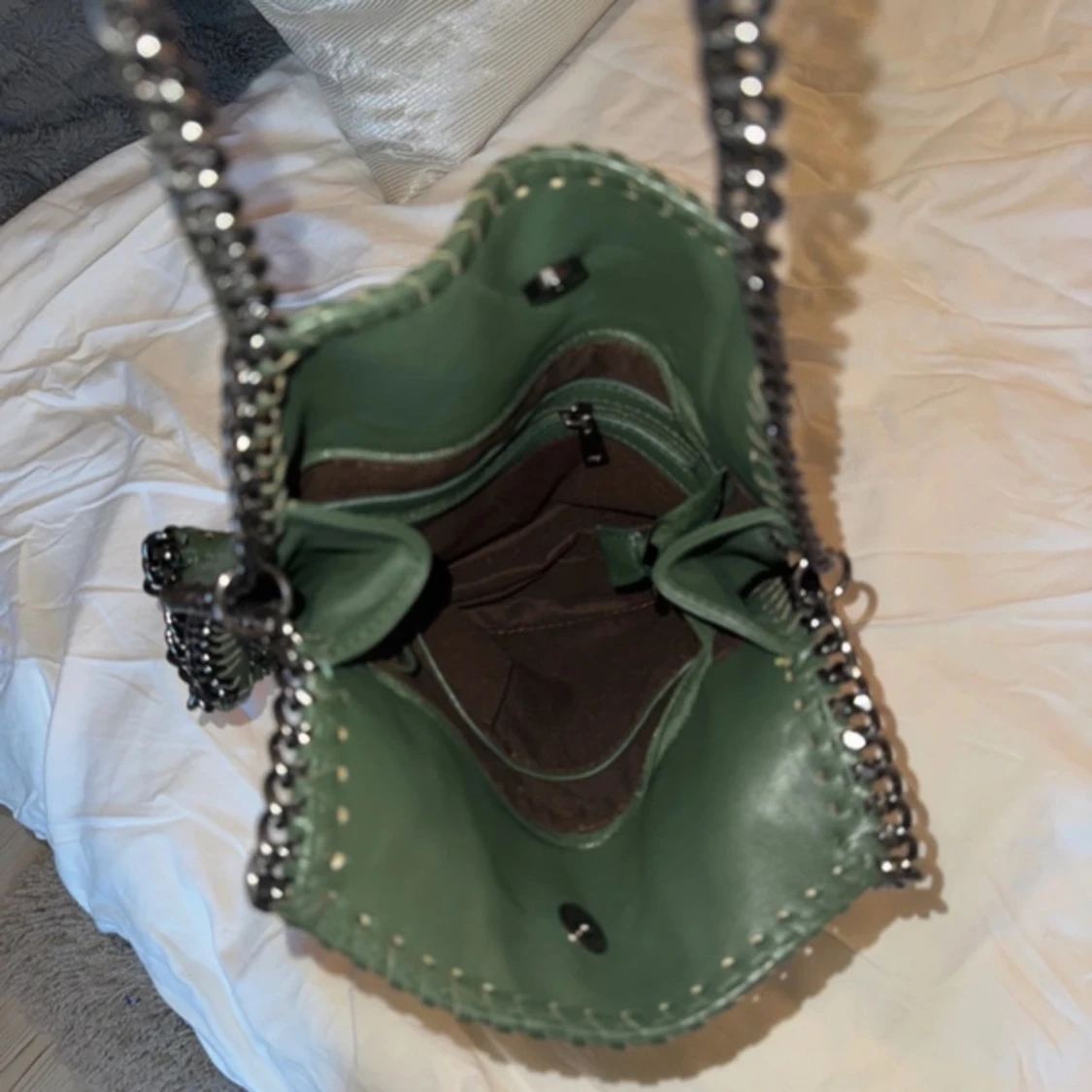 Grön axelväska med kedjedetaljer - 4