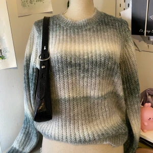 Randig stickad tröja i gråa toner - Storlek M tror jag⭐️ Bra skick, jätte gosig 