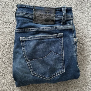 Jacob Cohen Jeans  - Jacob Cohen Jeans Style 688 | Bra skick | Litet hål på knät (se bild) | Storlek W33 | Hör av dig vid frågor eller funderingar!