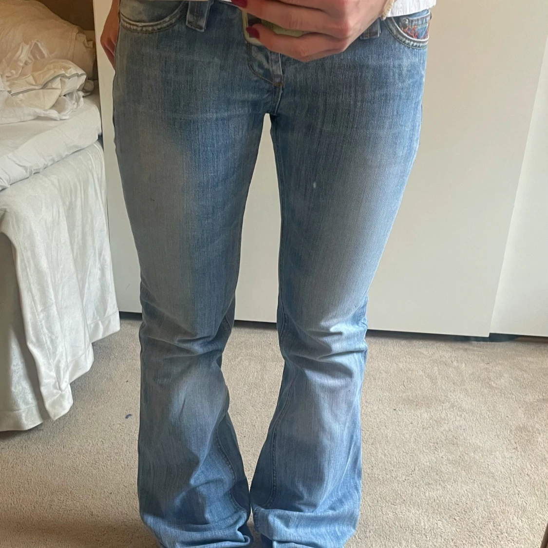 Ljusblå bootcut jeans med unika fickor - 2