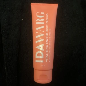 Ida varg  - ALDRIG ANVÄND Vitalizing Enzyme Body Peeling från Ida Warg i en snygg korallfärgad tub. 100% vegansk. Innehåller 125 ml. Luktar väldigt gott