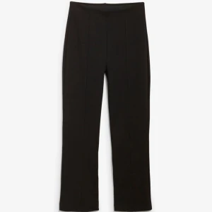Svarta byxor - Snygga svarta byxor mid-rise midja och bootcut-stil från Kappahl. St L. Perfekta för en stilren look. Normal längd. Byxorna har en enkel design utan mönster och är gjorda i ett bekvämt material.