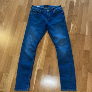 Jack and Jones jeans - Snygga blå jeans från Jack & Jones i modellen Slim/Glenn i storlek W31 L34. Jeansen är i mycket bra form och är knappt använda! Hör av er vid frågor eller funderingar!