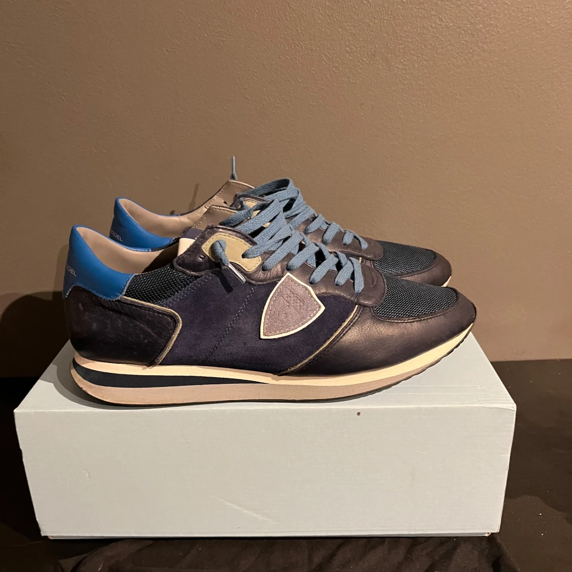 Blå sneakers från Philippe Model