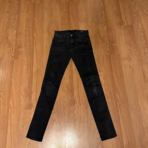 Replay anbass - Snygga svarta jeansbyxor från Replay i modellen Anbass. De har en klassisk femficksdesign med dragkedja. Det är storlek w30, hör av er vid ytterligare frågor