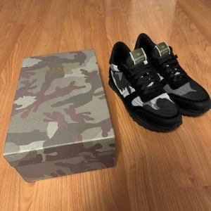 Valentino Rockrunner EU43 - Snygga Valentino Rockrunner sneakers i svart och grått med ett coolt camouflage-mönster. Storlek 43 men passar nog +-1 storlek. Hör av er vid ytterligare frågor.